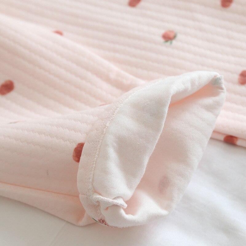 Dicker Pyjama im japanischen Stil – Nahaufnahme Pyjama mit japanischem Motiv