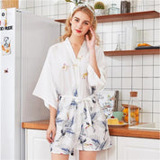 Weißer japanischer Pyjama im Kimono-Stil – mit Bindegürtel, Morgenmantel im japanischen Design