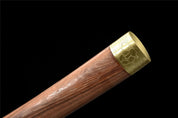 Katana-Schwert aus Holz – Styling-Aufnahme im traditionellen japanischen Stil