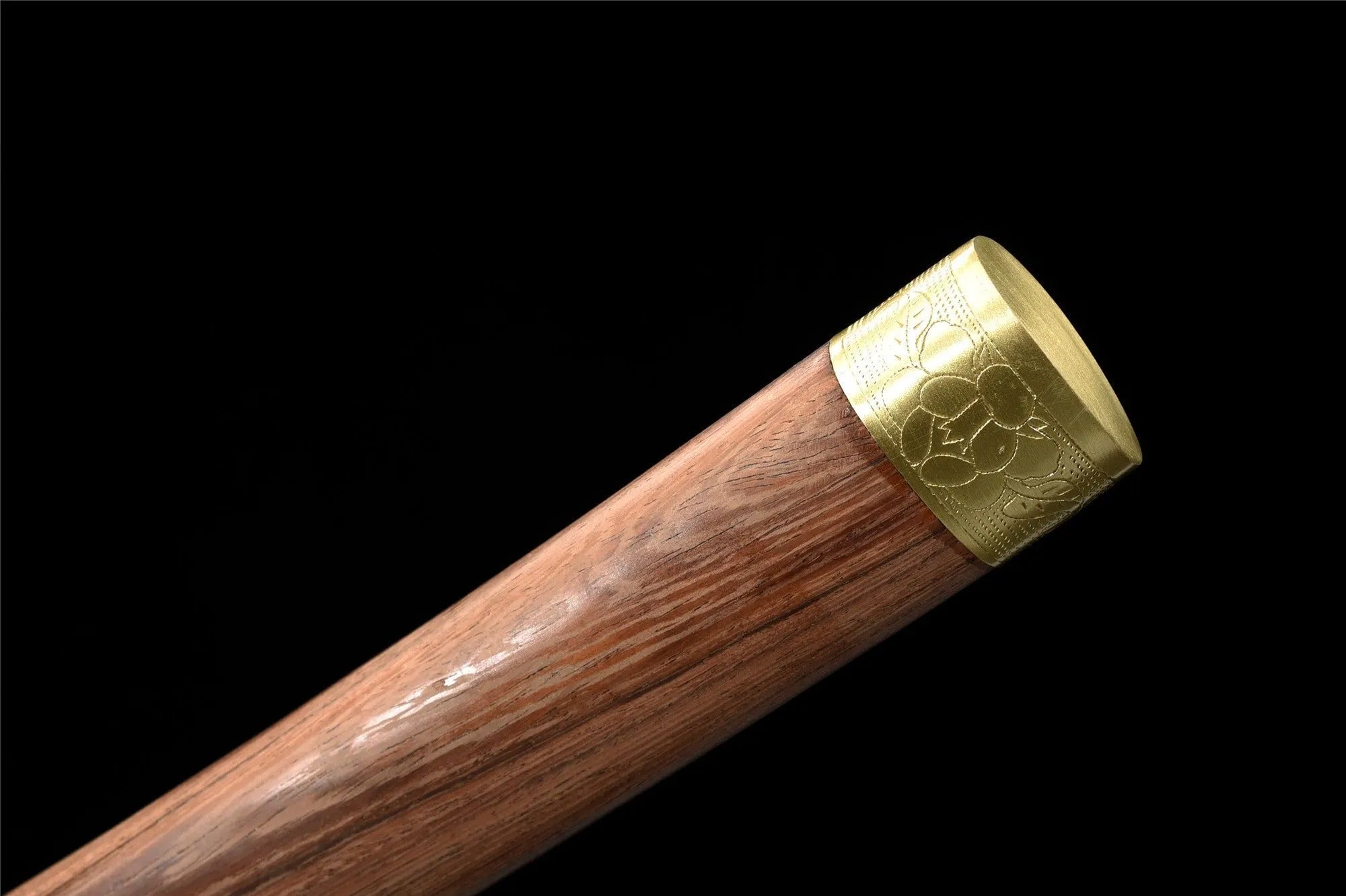 Katana-Schwert aus Holz – Styling-Aufnahme im traditionellen japanischen Stil
