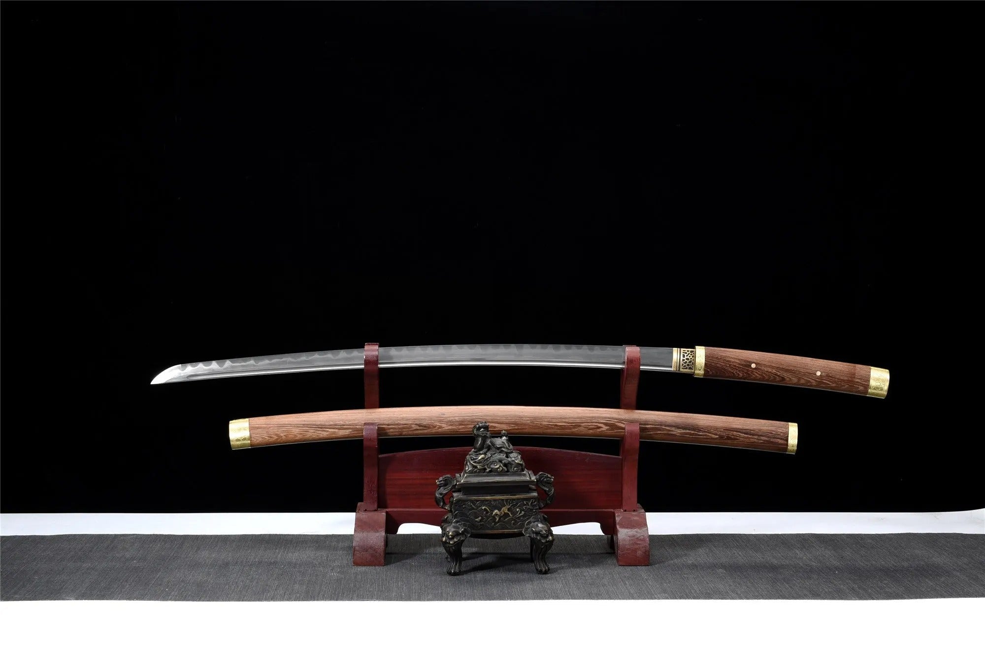Katana-Schwert aus Holz – Nahaufnahme Katana mit japanischem Motiv