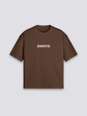 Japanisches Auto-T-Shirt – Styling-Aufnahme im Streetwear-Stil