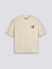 Schmetterling-T-Shirt – Styling-Aufnahme im Streetwear-Stil