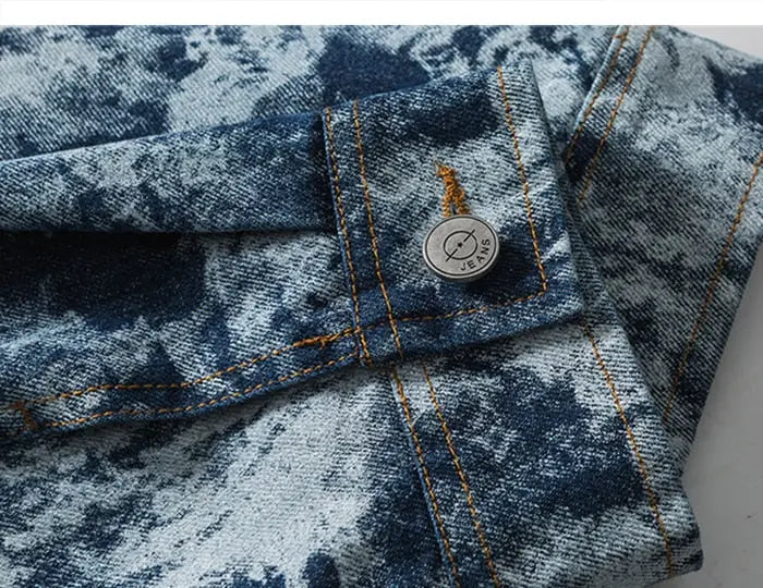 Blaue geblümte Jeansjacke 'TD711' – Styling-Aufnahme im Sukajan-Stil