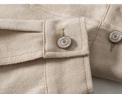 Mehrtaschen-Jeansjacke 'QRN711' – Styling-Aufnahme im Sukajan-Stil