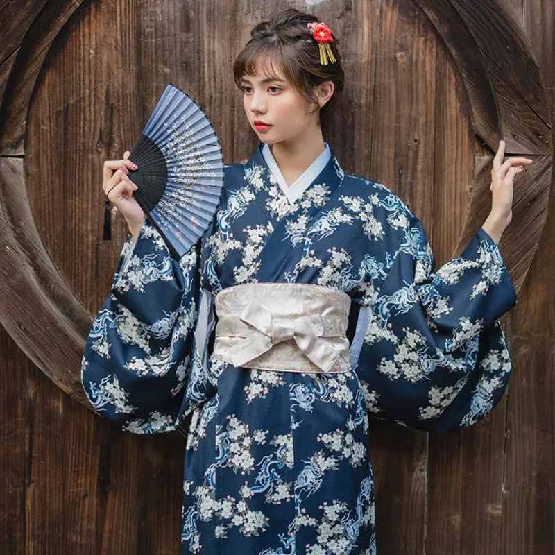 Echter japanischer Damenkimono 'Akemi' – Nahaufnahme Kimono mit japanischem Motiv