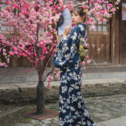 Echter japanischer Damenkimono 'Akemi' – Styling-Aufnahme im traditionellen japanischen Stil