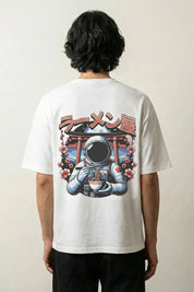 Astronaut T-Shirt mit Astronaut beim Ramen unter Torii, humorvoller Weltraum-Druck, oversize, Vorderansicht