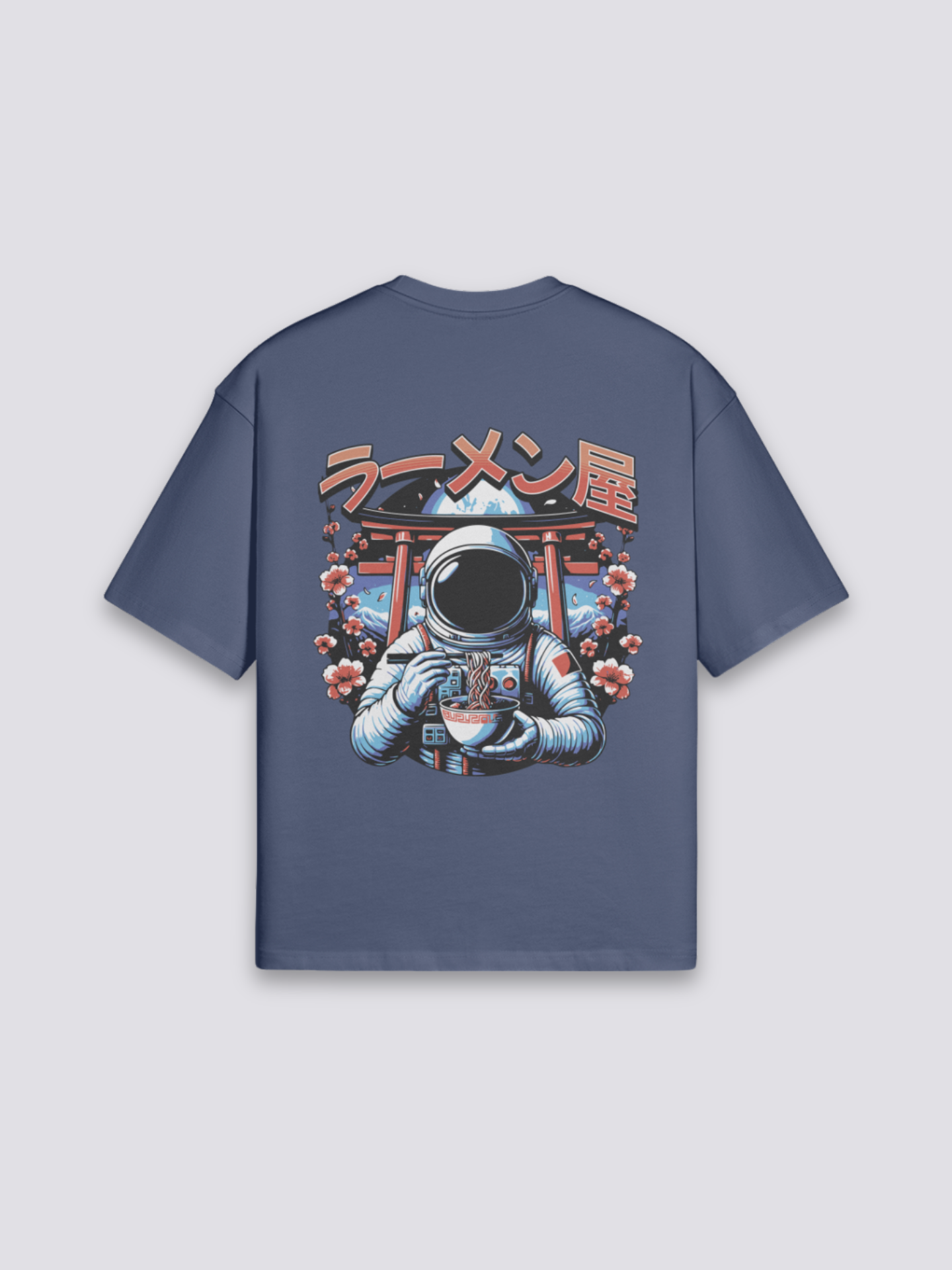 Astronaut T-Shirt mit Astronaut beim Ramen unter Torii, humorvoller Weltraum-Druck, oversize, seitliche Ansicht