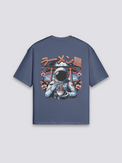 Astronaut T-Shirt mit Astronaut beim Ramen unter Torii, humorvoller Weltraum-Druck, oversize, seitliche Ansicht