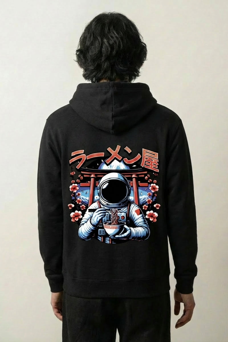 Astronauten-Hoodie mit Astronaut und Ramen unter Torii, Rückenansicht des oversize Streetwear-Hoodies