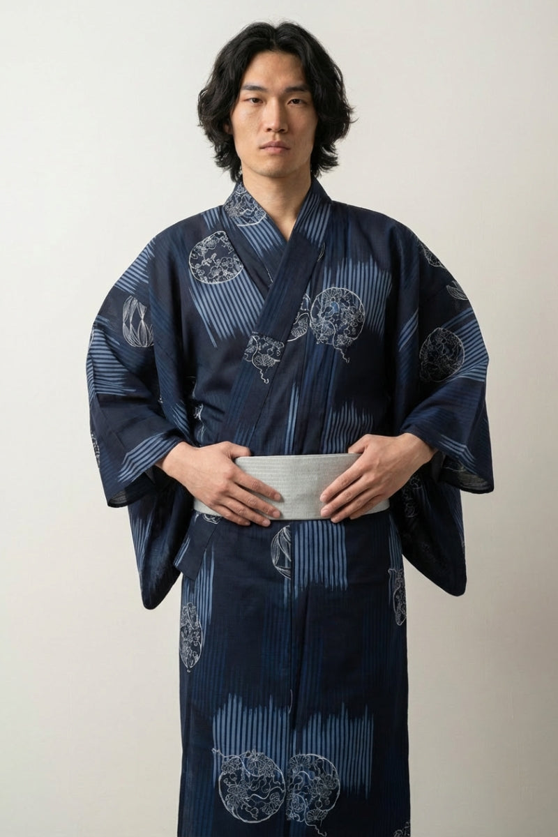 Baumwoll-Kimono 'Tatewaku', bodenlanger japanischer Yukata mit Tatewaku-Dampfmuster in Marineblau, Vorderansicht