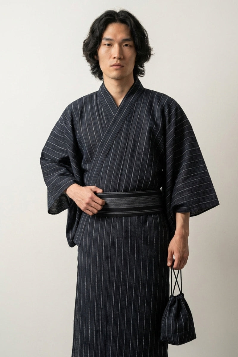 Baumwoll-Yukata 'Nagato', bodenlanger japanischer Yukata mit vertikalen Tate-jima-Streifen in Schwarz, Vorderansicht