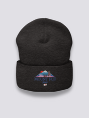 Berg Fuji Beanie – Beanie, gestickter Berg Fuji mit Torii und Pagode, Detailaufnahme der Stickerei