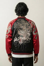 Japanische Sukajan-Souvenirjacke mit Drachen in den Donnerblitzen Raijins, Rückenansicht der Stickerei