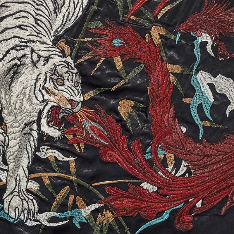 Sukajan mit weißem Tiger Byakko gegen Drachen, getragene Ansicht
