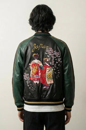 Japanische Sukajan-Souvenirjacke mit Gestalten im Kimono unter Glyzinien, Rückenansicht der Stickerei