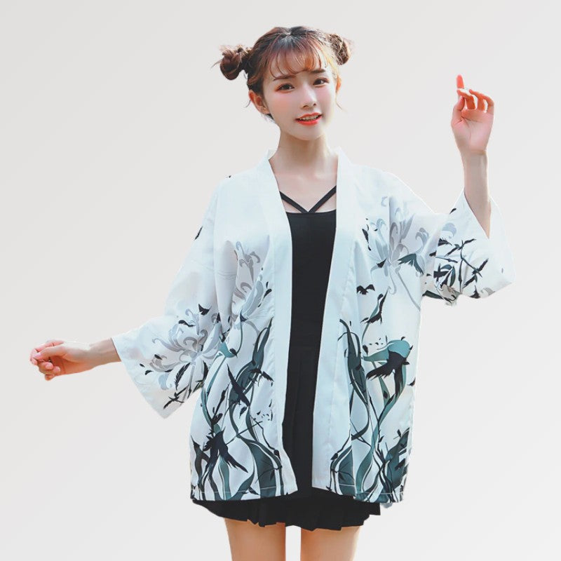 Schwarz-weiße Kimono-Jacke 'Hisae' – japanisches Gewand, Kimono im japanischen Design