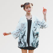 Schwarz-weiße Kimono-Jacke 'Hisae' – japanisches Gewand, Kimono im japanischen Design