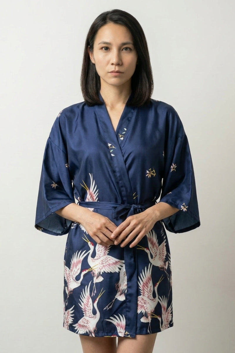 Blauer japanischer Pyjama im Kimono-Stil – japanischer Pyjama, kurzer Nacht-Kimono in Marineblau mit Kranich-Druck, Vorderansicht
