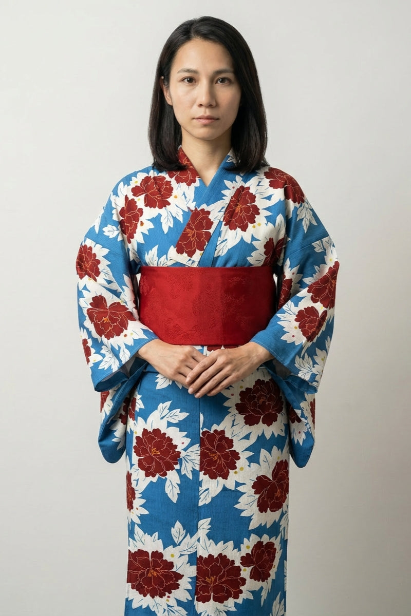 Blauer Japanischer Yukata 'Akabotan' – japanischer Damen-Kimono mit Obi, rote Pfingstrose, kobaltblauer Grund, Vorderansicht