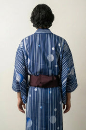 Blauer Yukata 'Tamahari' mit Linien und Sphären auf Kobaltblau, Detailansicht des Stoffs und des Obi