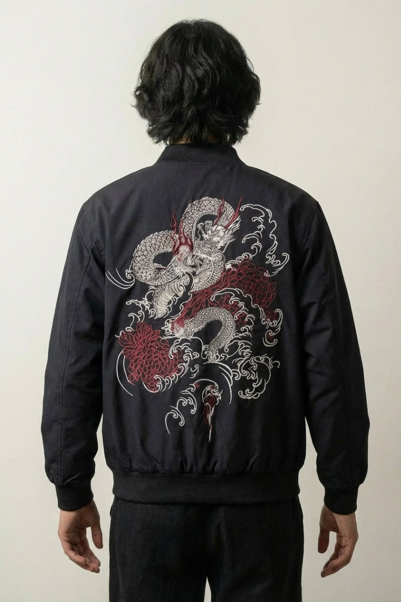 Japanische Sukajan-Souvenirjacke mit klassischem Drachen der Edo-Maltradition, Rückenansicht der Stickerei