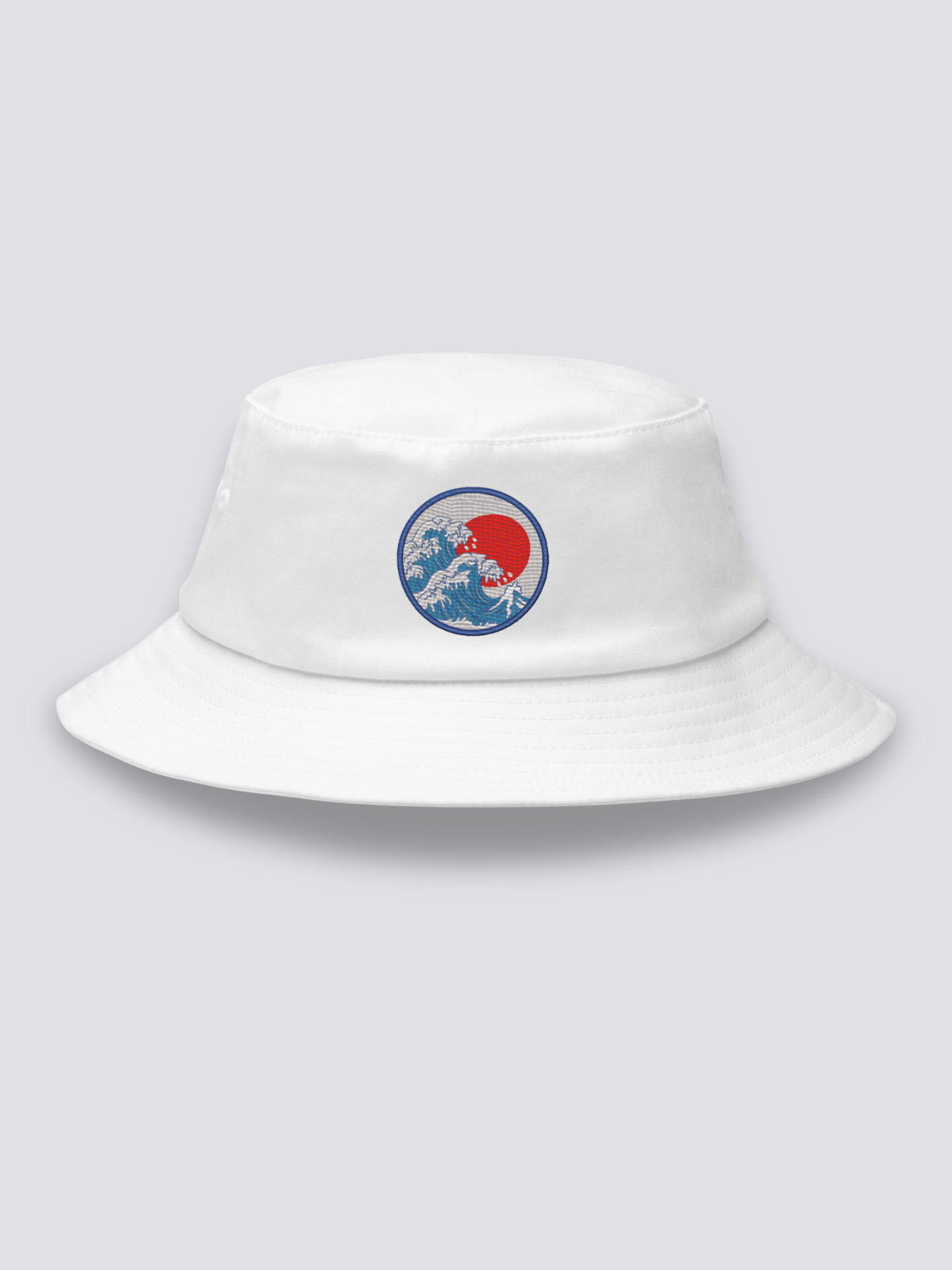 Bucket Hat Die Welle von Kanagawa – Bucket Hat, gestickte Hokusai-Welle mit roter Sonne, Detailaufnahme der Stickerei