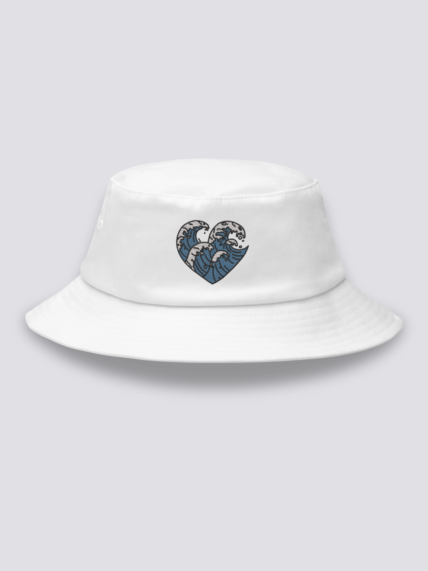 Bucket Hat Japanische Wellen – Bucket Hat, gestickte Nami-Wellen in Herzform, Detailaufnahme der Stickerei