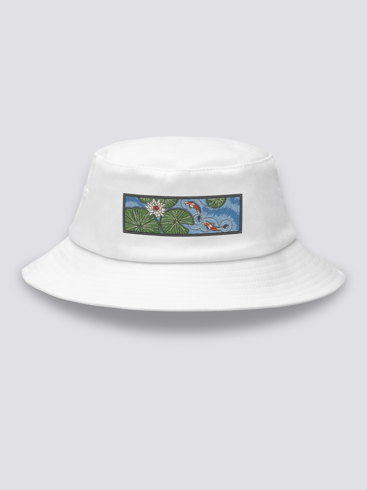 Bucket Hat Koi-Karpfen – Bucket Hat, gestickter Koi-Karpfen-Teich mit Lotos, Detailaufnahme der Stickerei