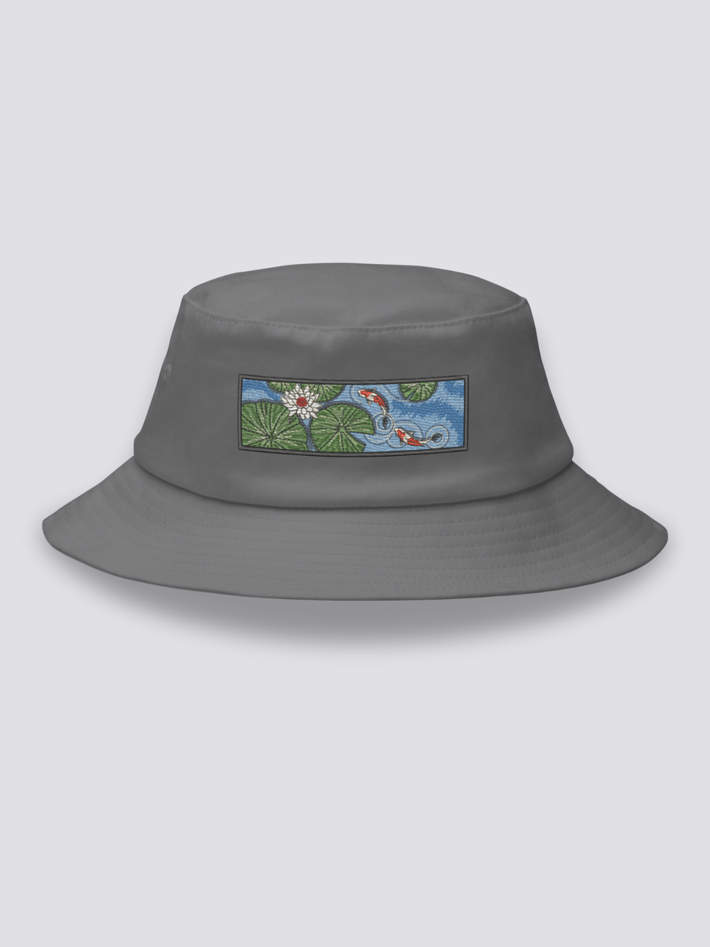 Bucket Hat Koi-Karpfen – Bucket Hat, gestickter Koi-Karpfen-Teich mit Lotos, Rückansicht