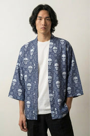 Totenkopf-Kimono-Strickjacke 'Kaito Edition' – Studioaufnahme