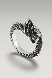 Ring 'Huanglong' in Silber — gewundener Drache, der selbst den Ring bildet, Kopf und Schwanz treffen aufeinander, Produktfoto vor hellgrauem Hintergrund