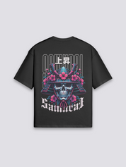 Cyberpunk Samurai T-Shirt mit Skelett-Samurai, Kirschblüten und Neon, Tech-Noir-Druck, oversize, Rückenansicht mit Rückendruck