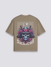 Cyberpunk Samurai T-Shirt mit Skelett-Samurai, Kirschblüten und Neon, Tech-Noir-Druck, oversize, seitliche Ansicht