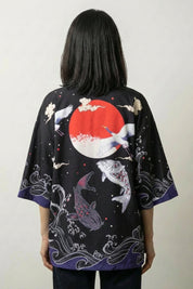 Damen-Kimono-Jacke 'Miyuki', Detailaufnahme Druckmotiv – Damen Kimono-Jacke japanischer Haori mit Fische unter Sternenhimmel