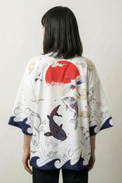 Damen-Kimono-Jacke 'Miyuki', getragene Ansicht Komplettoutfit – Damen Kimono-Jacke japanischer Haori mit Fische unter Sternenhimmel