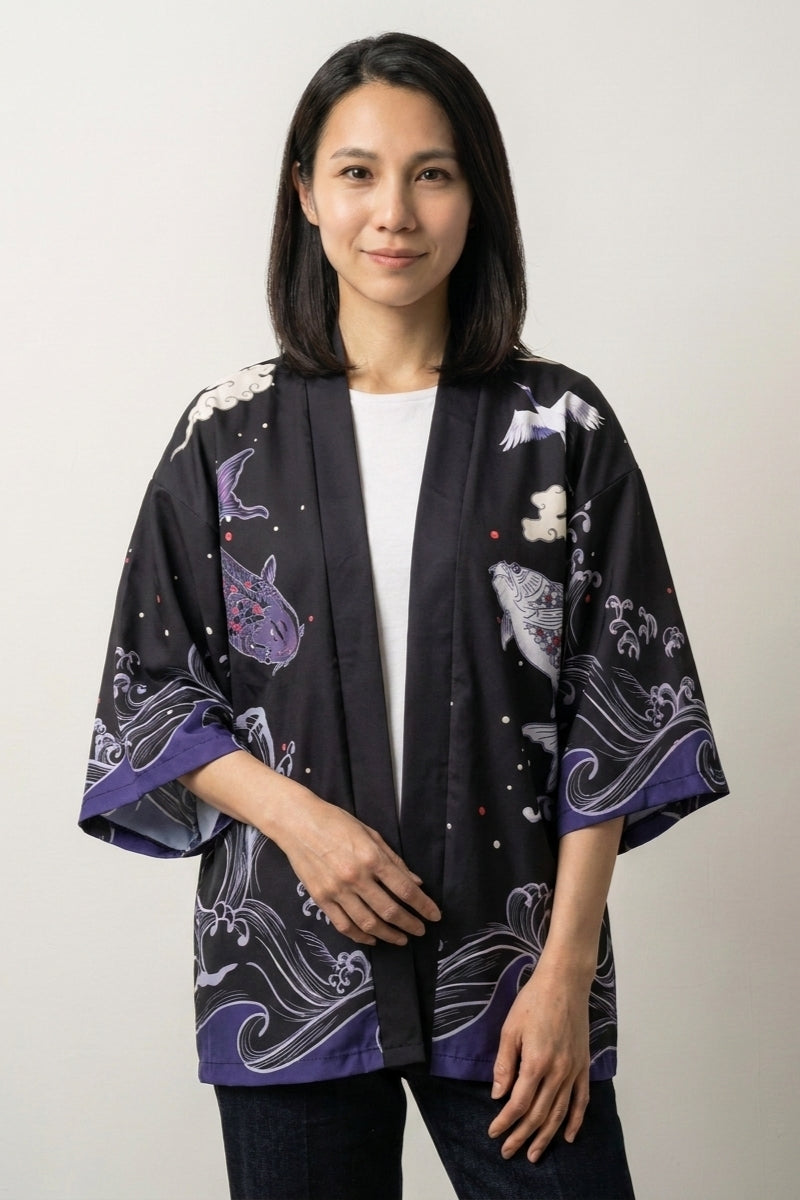 Damen-Kimono-Jacke 'Miyuki' – Damen Kimono-Jacke japanischer Haori mit Fische unter Sternenhimmel, Vorderansicht