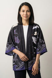 Damen-Kimono-Jacke 'Miyuki' – Damen Kimono-Jacke japanischer Haori mit Fische unter Sternenhimmel, Vorderansicht