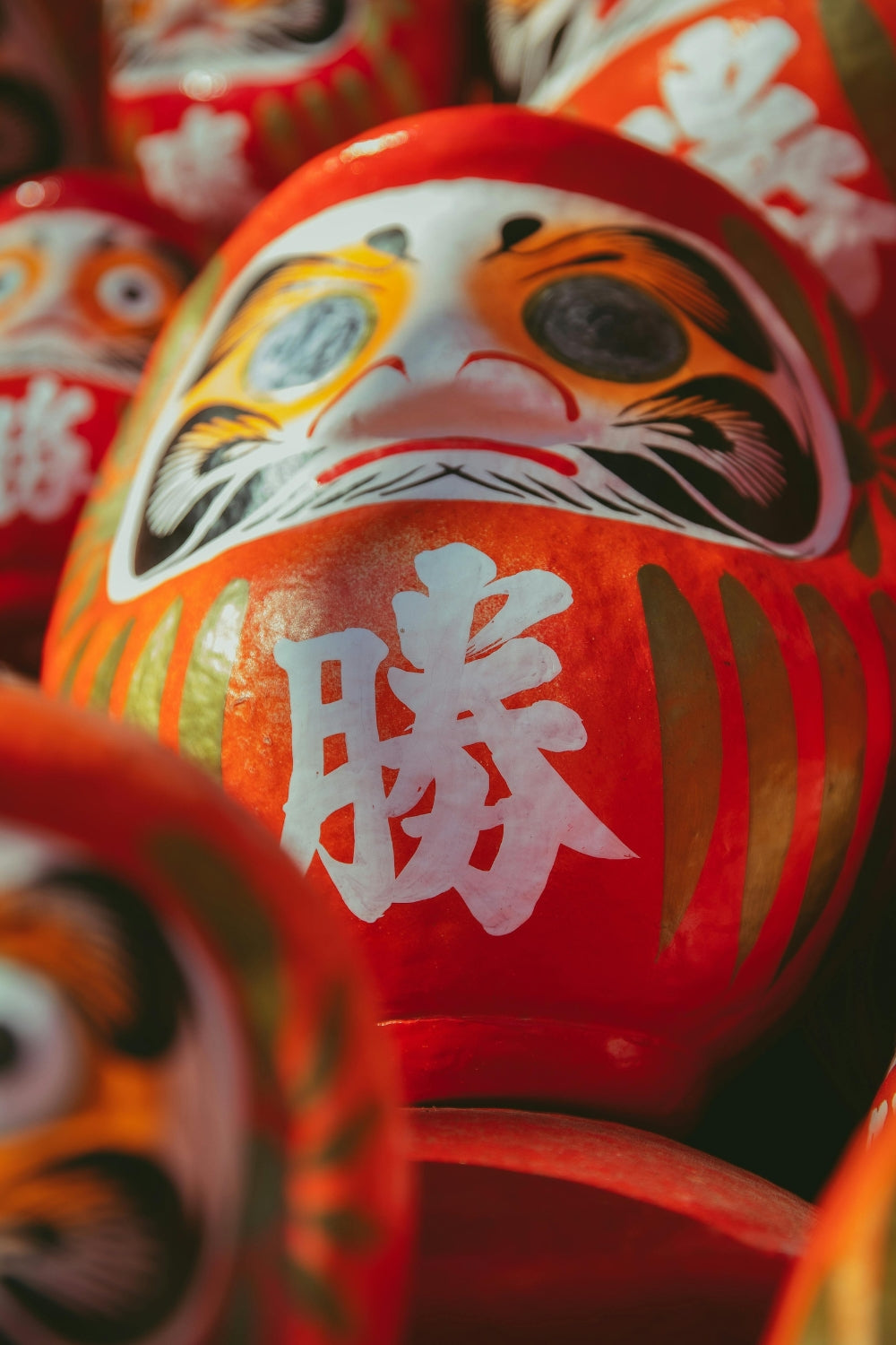 Rote Daruma-Puppen als Symbol für Ausdauer und Erfolg, Darstellung traditioneller japanischer Symbole — Japanische Kleidung