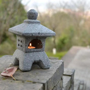 Dekorative japanische Gartenlaterne – japanische Laterne, Granit-Tōrō Yikoda mit quadratischen Öffnungen, beleuchtete Ansicht