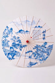 Japanischer Wagasa 'Kashika' von oben, flach geöffnet — weiße Bespannung mit blauem Gartenmotiv, Blattwerk und Pavillons, Streben strahlen von der Nabe aus
