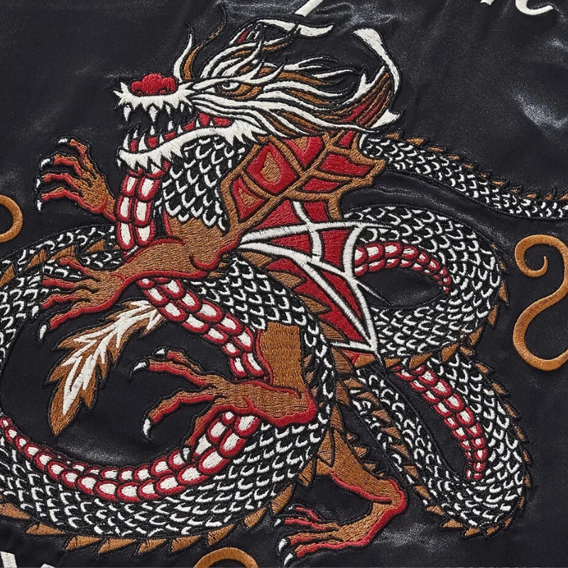Sukajan mit rotem Drachen und Japan-Tokyo-Schriftzug, getragene Ansicht
