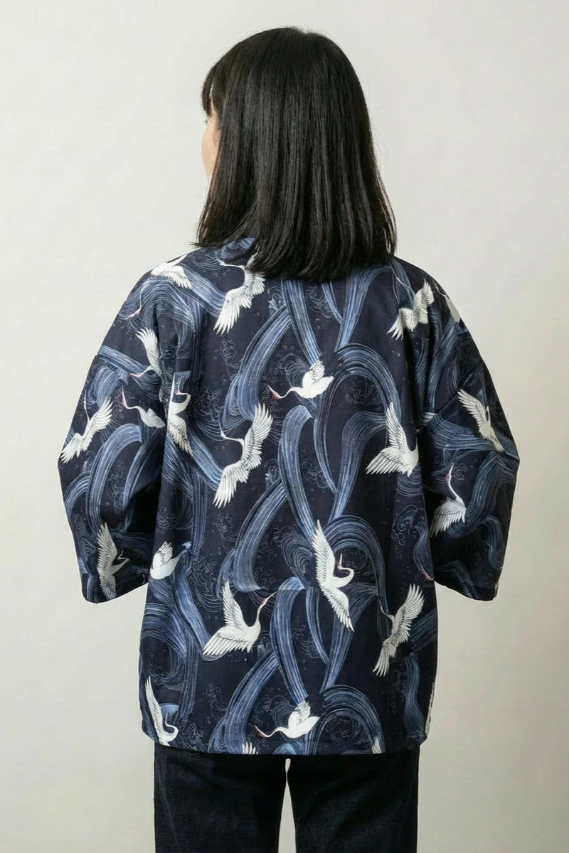 Frühlingskimono für Damen 'Shikuru', Rückansicht offen getragen – Damen Kimono-Jacke japanischer Haori mit Allover-Kranich-Druck