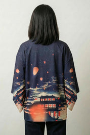 Furisode-Kimono 'Shizuka Jacke', Rückansicht offen getragen – Damen Kimono-Jacke japanischer Haori mit Sonnenuntergang-Motiv