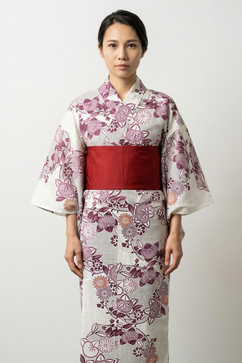 Geblümter Japanischer Kimono 'Kikuyo' – japanischer Damen-Kimono mit Obi, Chrysanthemen, feine Streifen, Vorderansicht