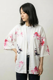 Geisha-Kimono-Jacke 'Sakura x Geiko', Rückansicht offen getragen – Damen Kimono-Jacke japanischer Haori mit Geisha unter Kirschblüten