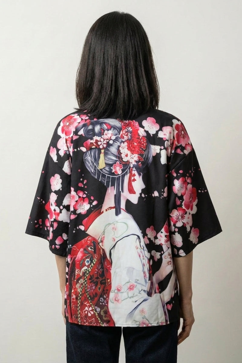 Geisha-Kimono-Jacke 'Sakura x Geiko', Detailaufnahme Druckmotiv – Damen Kimono-Jacke japanischer Haori mit Geisha unter Kirschblüten