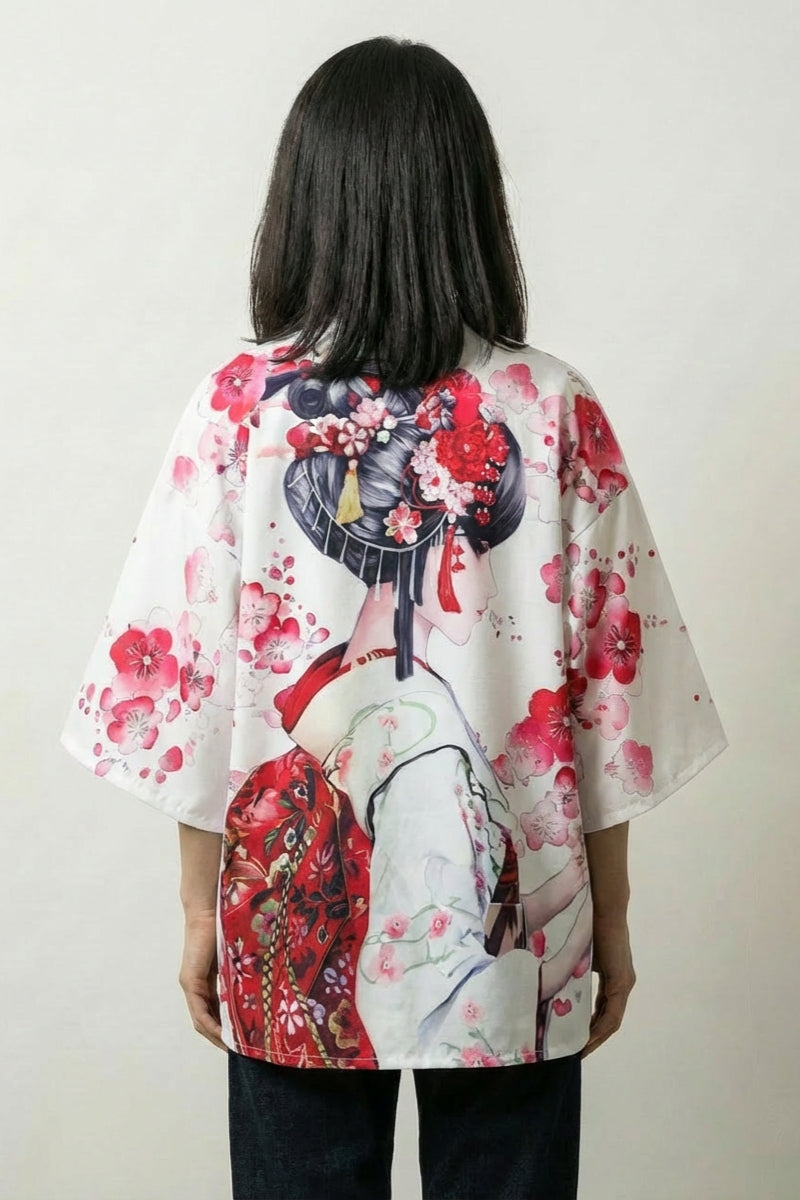 Geisha-Kimono-Jacke 'Sakura x Geiko', getragene Ansicht Komplettoutfit – Damen Kimono-Jacke japanischer Haori mit Geisha unter Kirschblüten