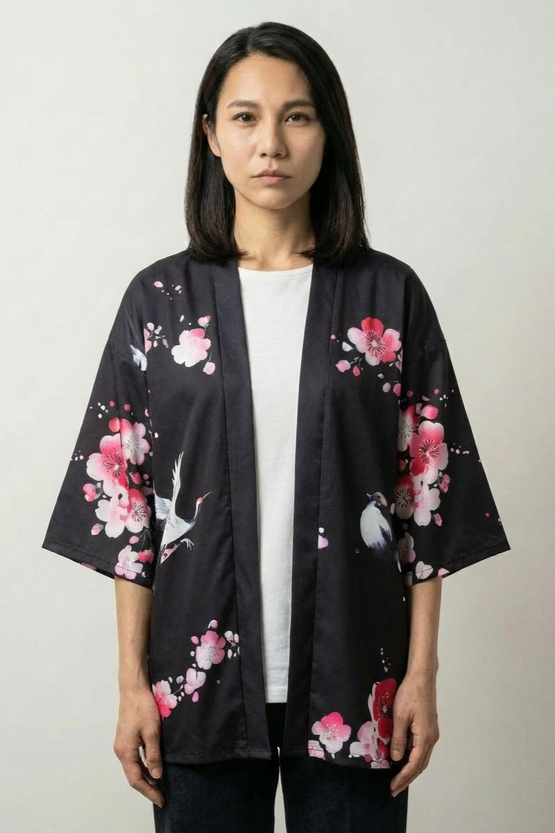 Geisha-Kimono-Jacke 'Sakura x Geiko' – Damen Kimono-Jacke japanischer Haori mit Geisha unter Kirschblüten, Vorderansicht